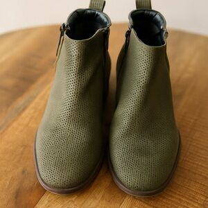 NWT Franco Sarto Olive Green Keegan Leather Ankle Boots, Size 7